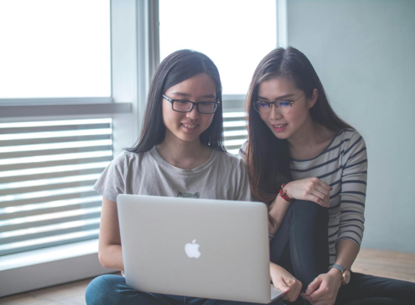 Ambiente di lavoro creativo dedicato alla scrittura detective con libri e materiali di ricerca