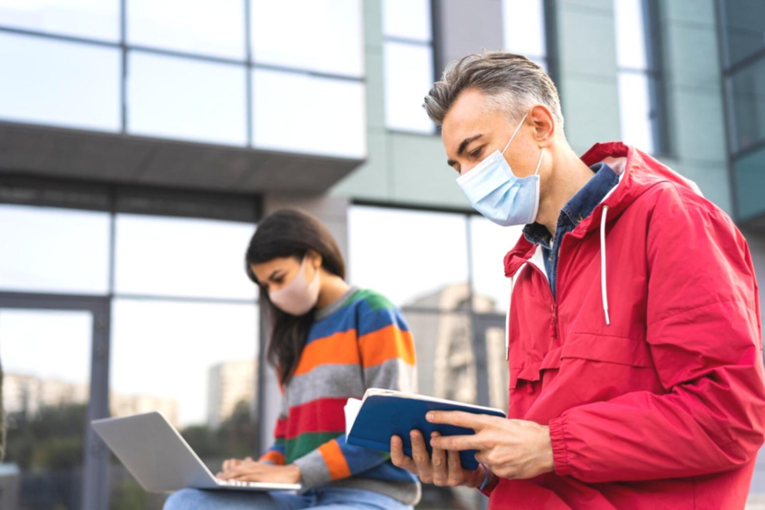 Ambiente di lavoro ordinato per la scrittura investigativa