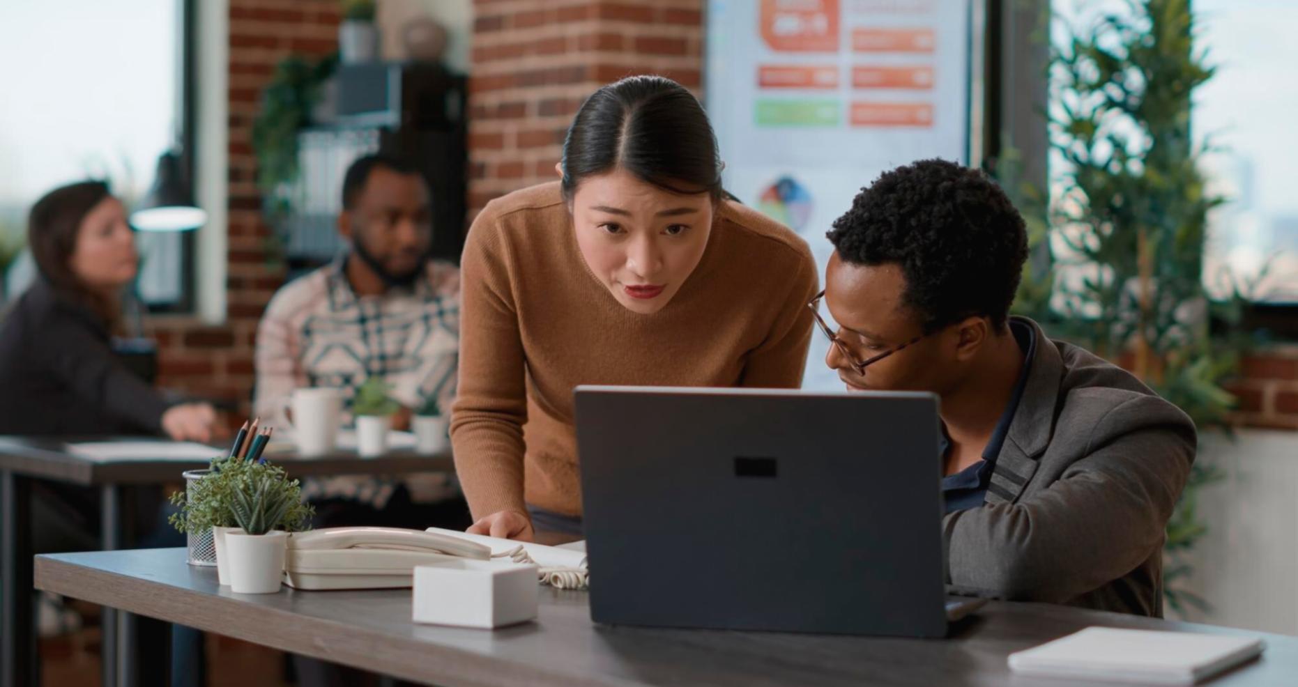 Sessione di revisione di un manoscritto investigativo